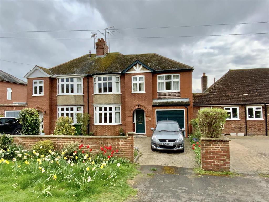 Deanshanger Road, Old Stratford, Milton Keynes 4 bed semidetached