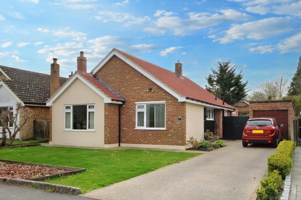 THE GARSTONS, BOOKHAM KT23 3 bed detached bungalow £685,000