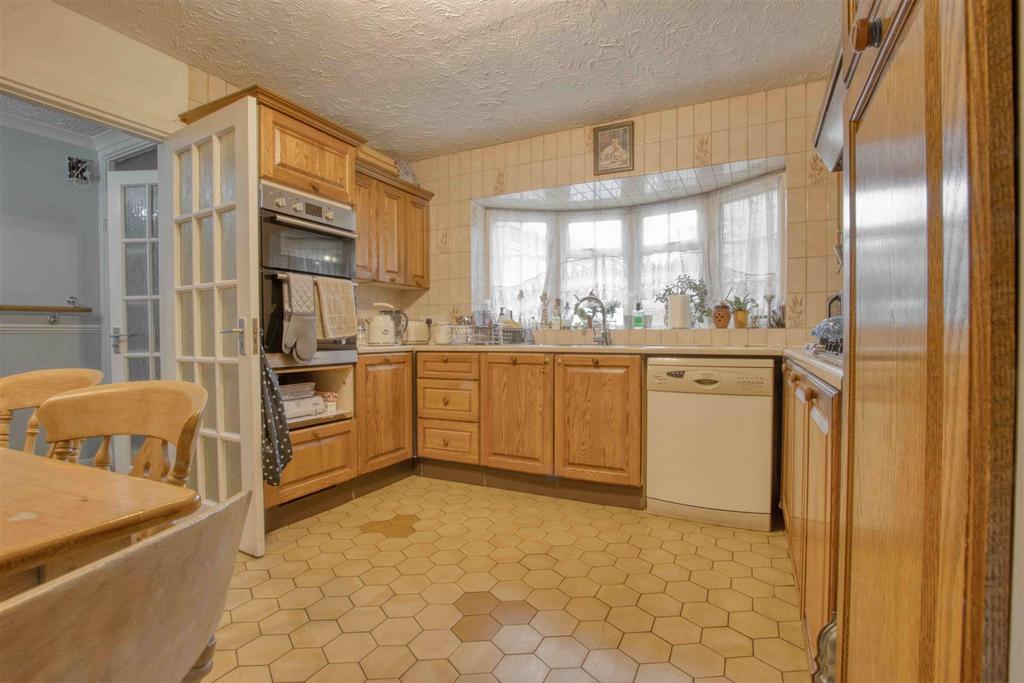 Nicholas Road, Elstree 5 bed detached house for sale £1,175,000