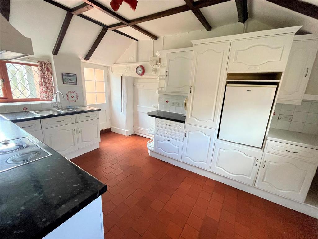 Kitchen 2.jpg