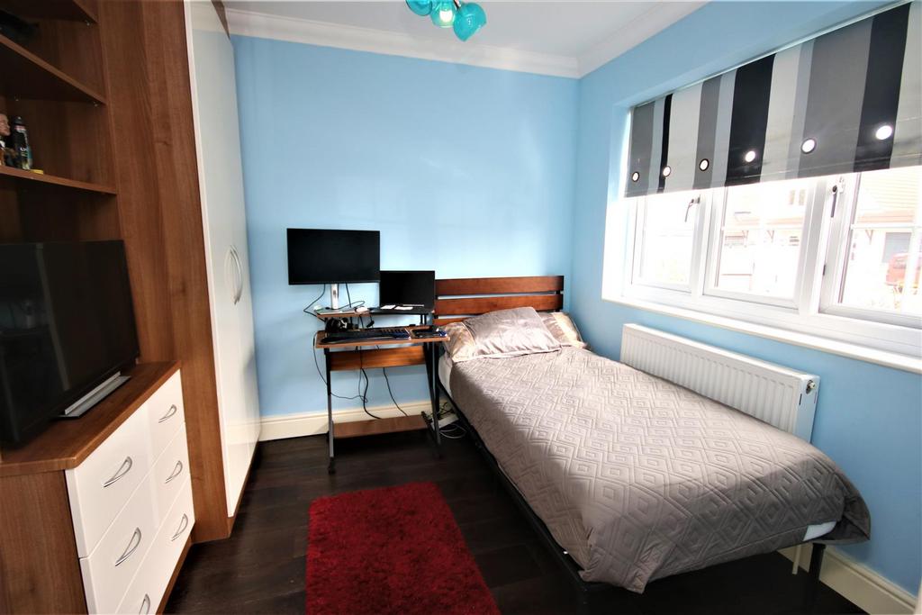 Ground floor bedroom 3/could be study: