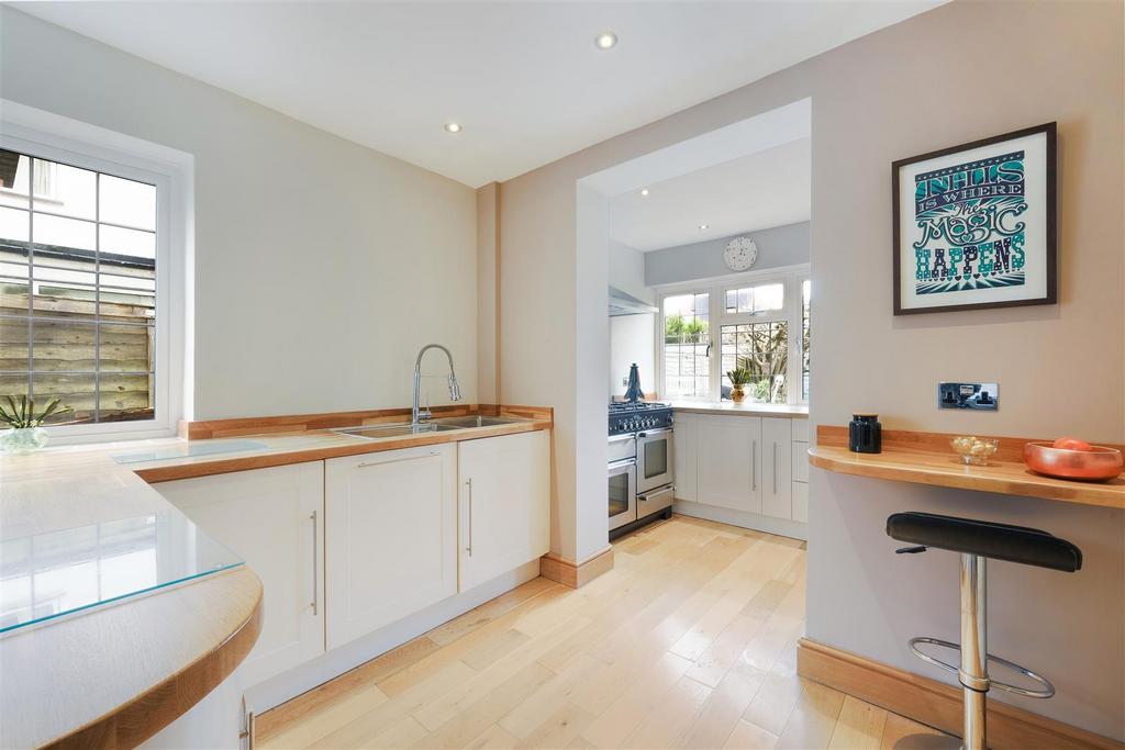 Chapel Road, Tadworth 3 bed detached house £925,000