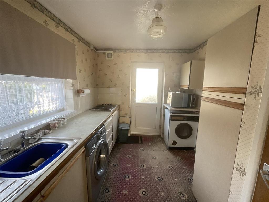 Maes Yr Haf, Ammanford 3 bed detached bungalow for sale £185,000
