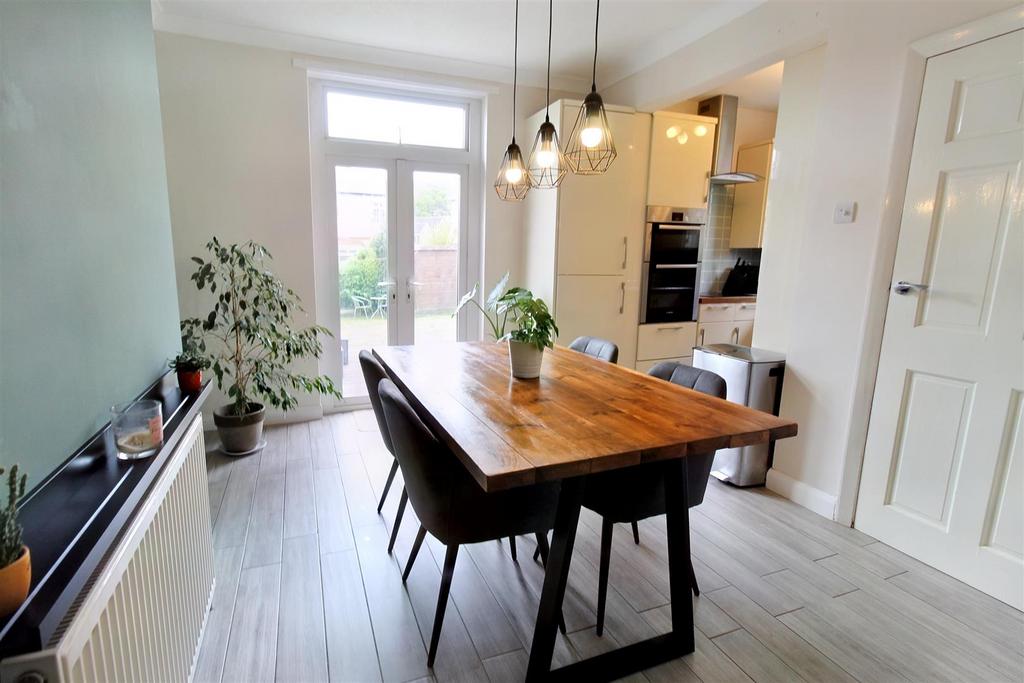 Benomley Crescent, Almondbury, Huddersfield, HD5 8LT 3 bed semi