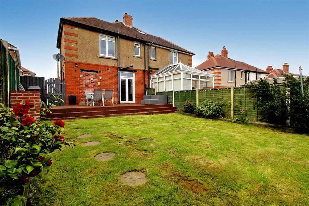 Benomley Crescent, Almondbury, Huddersfield, HD5 8LT 3 bed semi