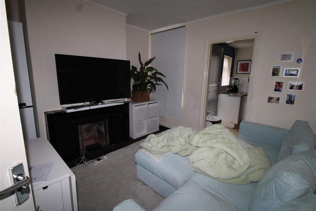 Huntly Grove, Peterborough 2 bed terraced house £850 pcm (£196 pw)