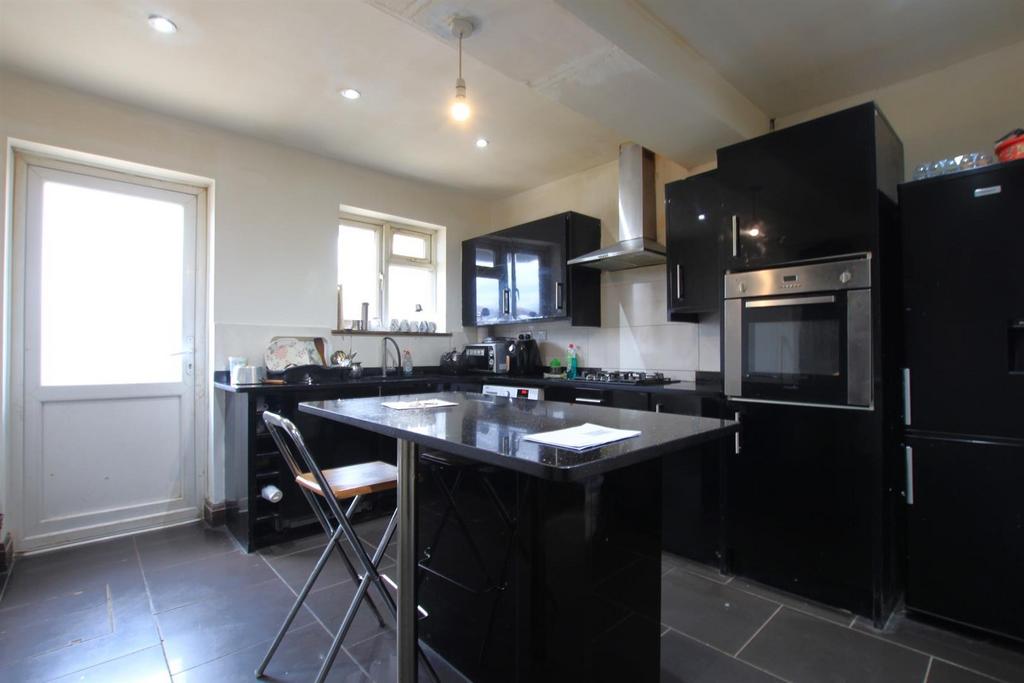 Princes Park Lane, Hayes UB3 2 bed apartment £1,700 pcm (£392 pw)