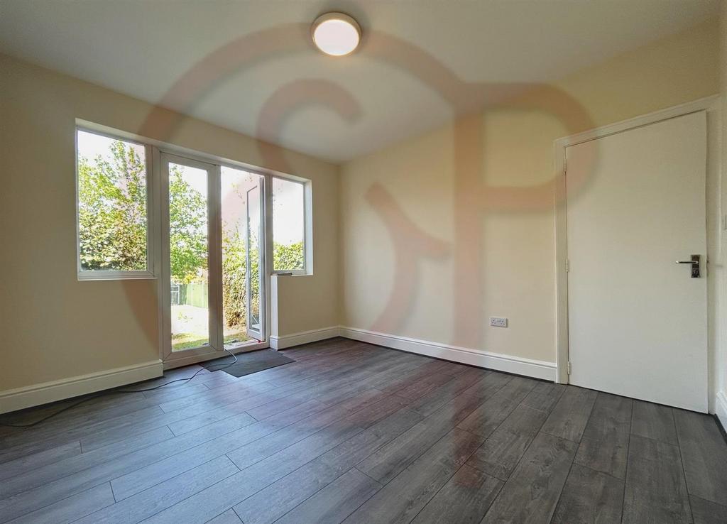 Twyford Abbey Road, Hanger Lane, NW10 4 bed house £2,600 pcm (£600 pw)