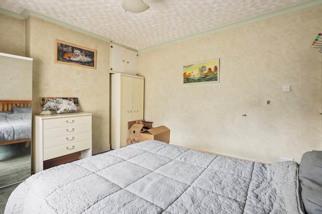 92 Clarendon bedroom .jpg