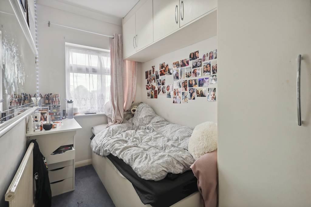 Clarendon Bedroom 3.jpg