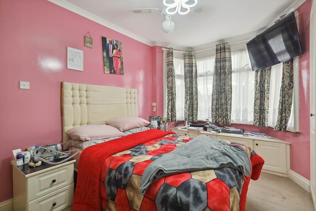 Clarendon Bedroom 1.jpg