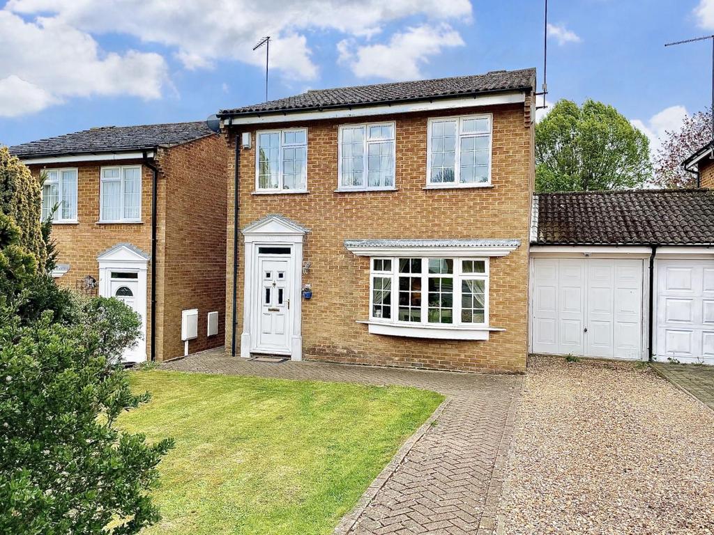 Amber Drive, Walgrave, Northamptonshire NN6 3 bed detached house for