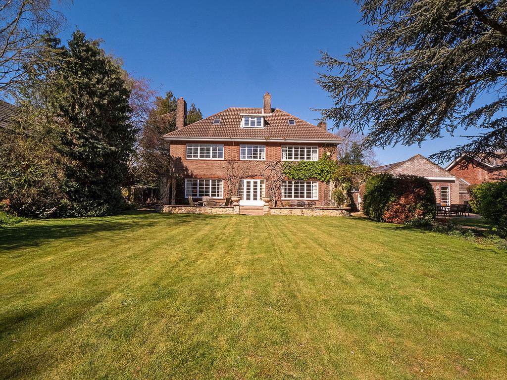 Barrowby Road, Grantham, NG31 7 bed detached house for sale £1,000,000