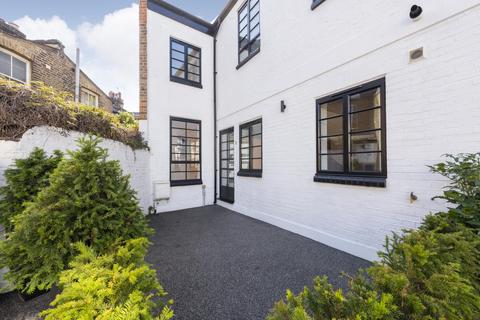 2 bedroom flat for sale, Crombie Mews, SW11 2JB