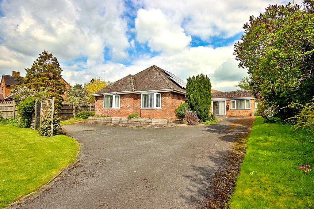 Church Street, Eckington, Worcestershire 4 bed detached bungalow for