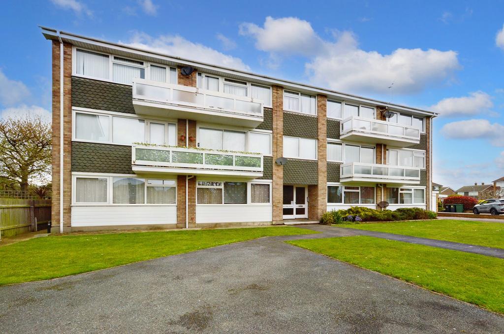 Dungannon Chase, SouthendOnSea, SS1 2 bed apartment £275,000