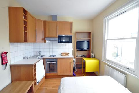 Studio to rent, Warbeck Road, Shepherds Bush, London, W12