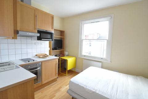 Studio to rent, Warbeck Road, Shepherds Bush, London, W12