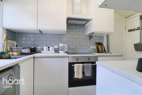 3 bedroom terraced house for sale - Darfield Avenue, Leeds