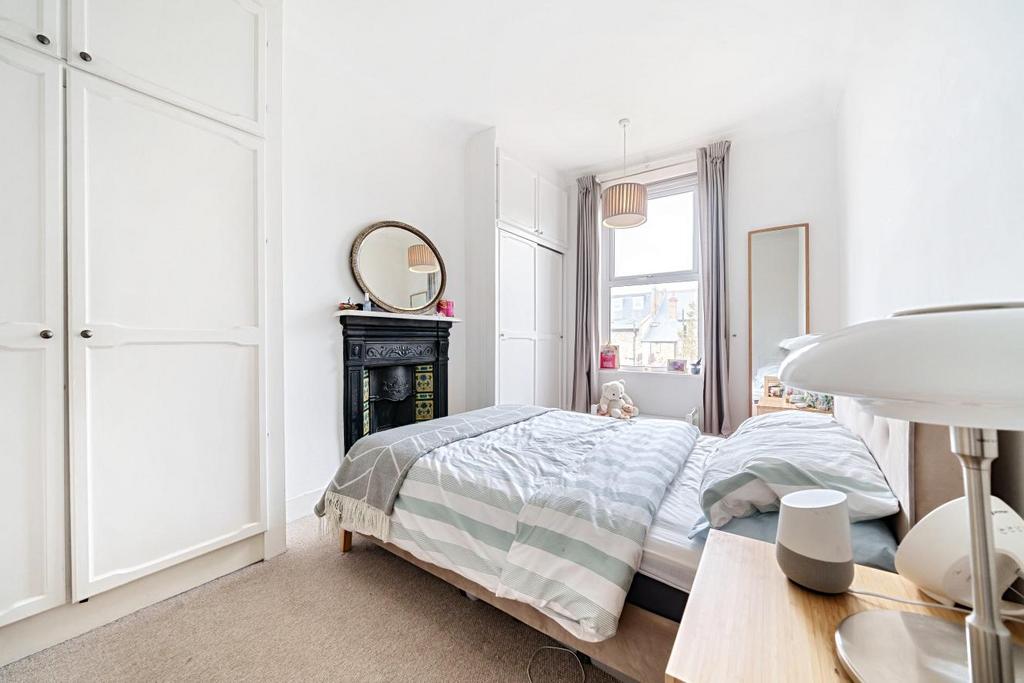 Pendle Road, London 2 bed flat for sale - £400,000