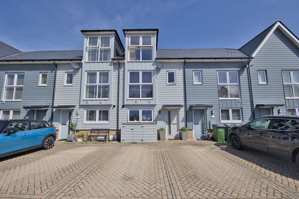 Trinity Drive, Folkestone, CT19 3 bed terraced house £350,000