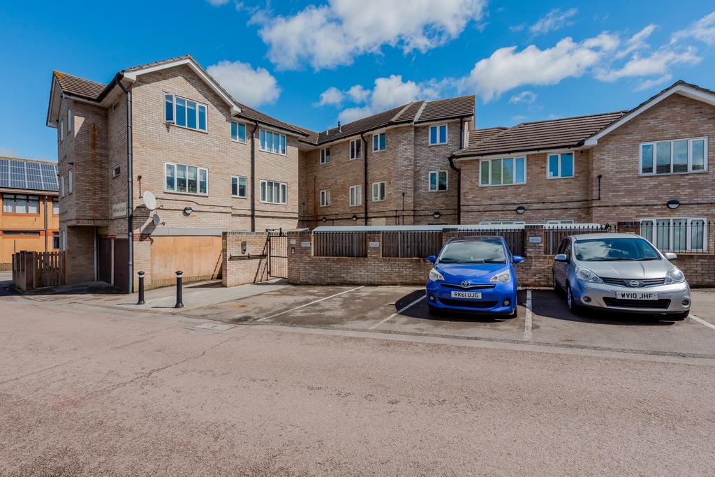 Hillside Court, Alden Crescent... 1 bed apartment to rent £1,200 pcm (£277 pw)