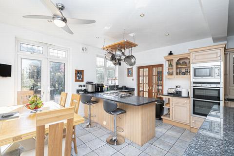 30 Forest Edge, Buckhurst Hill, IG9 5AA