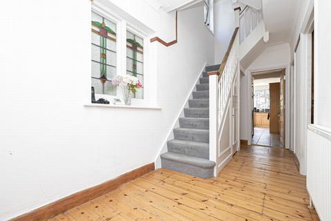 30 Forest Edge, Buckhurst Hill, IG9 5AA