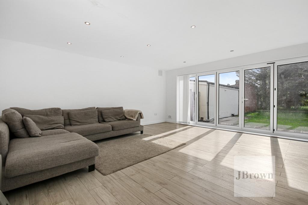 Foyle drive, South Ockendon, Essex, RM155HE 5 bed detached house for