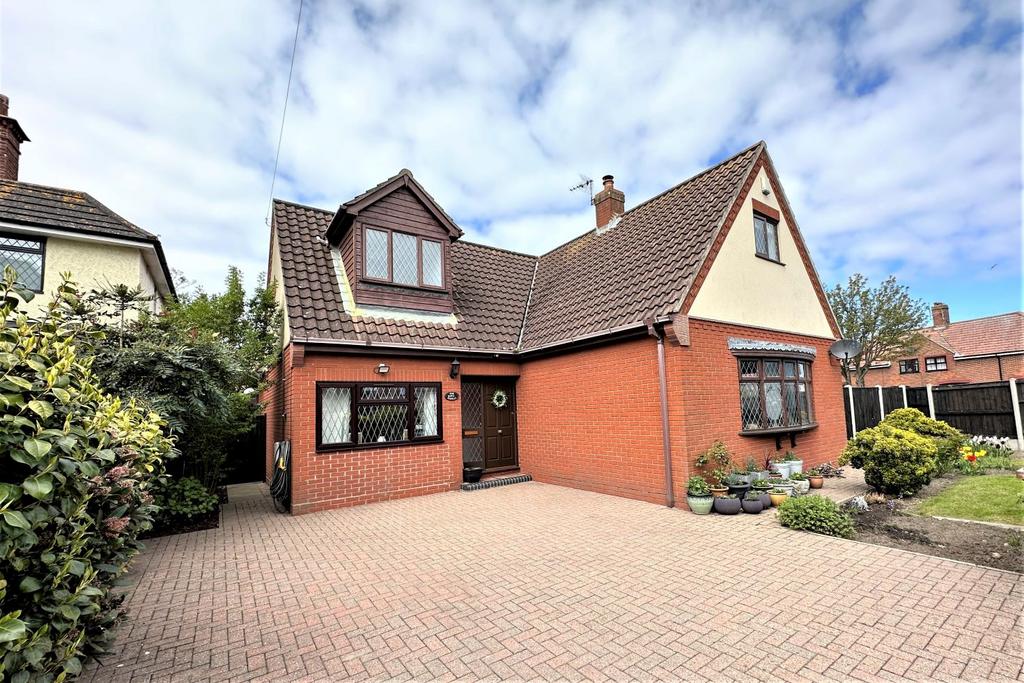 BEAUTIFULLY PRESENTED DETACHED FAMILY HOME 4 Ensu