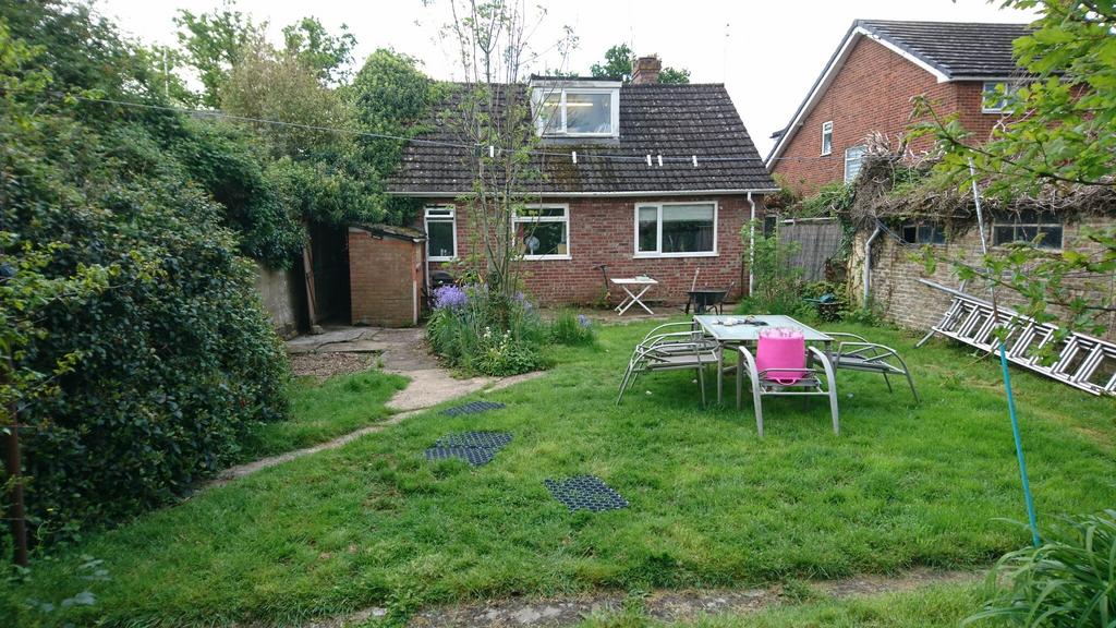 Edenbridge, Kent, TN8 3 bed bungalow £425,000
