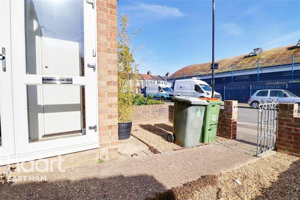 Nelson Street, E6 3 bed end of terrace house £2,000 pcm (£462 pw)