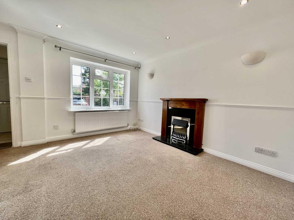 Redwood Grove, Havant 2 bed terraced house £1,150 pcm (£265 pw)