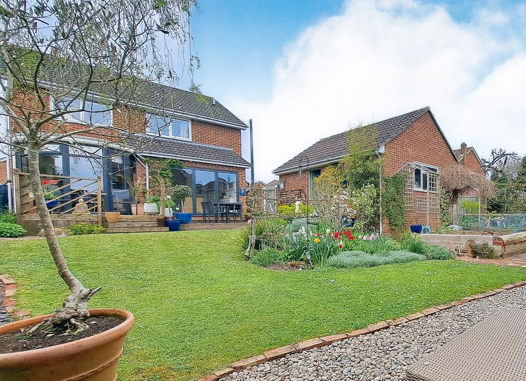 Ferguson Close, Basingstoke, RG21 4 bed detached house for sale £580,000