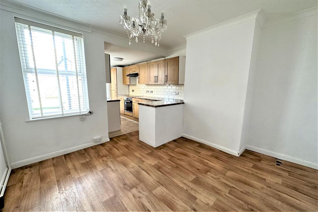 Beaconsfield Road, Lowestoft, NR33 3 bed terraced house £800 pcm (£