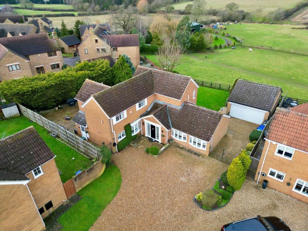 Forest Glade, Hartwell, Northampton NN7 2ET 3 bed detached house for