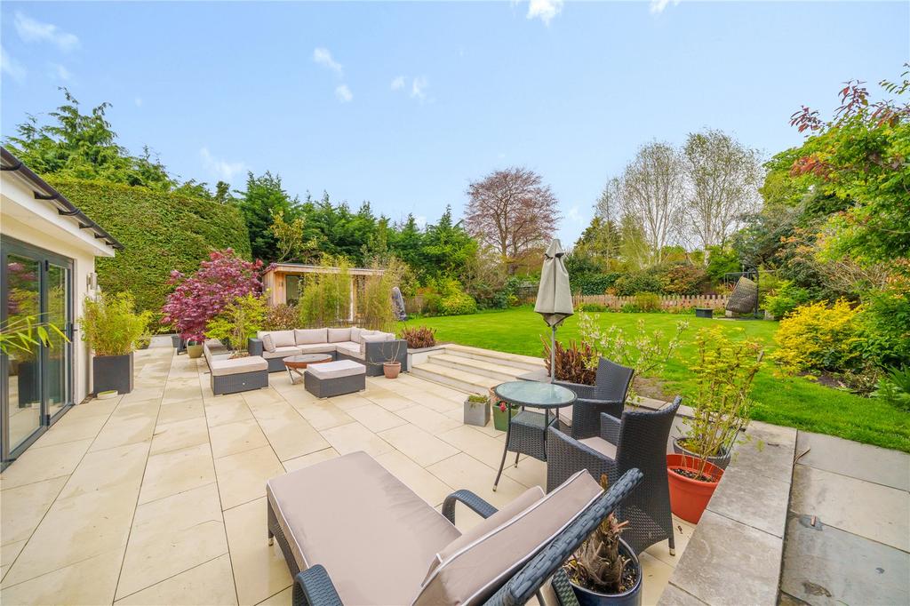 Brendon Close, Esher, KT10 4 bed detached house - £1,800,000