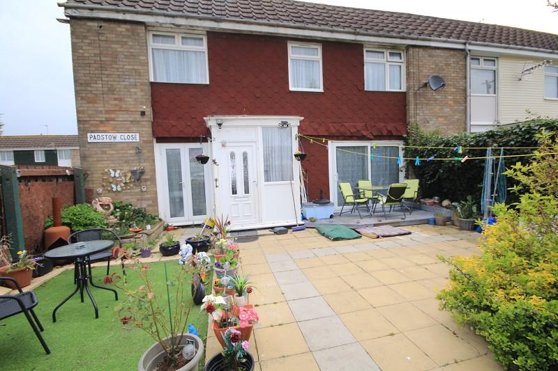 Padstow Close, Bransholme, Hull, East Yorkshire. HU7 4HG 3 bed end of