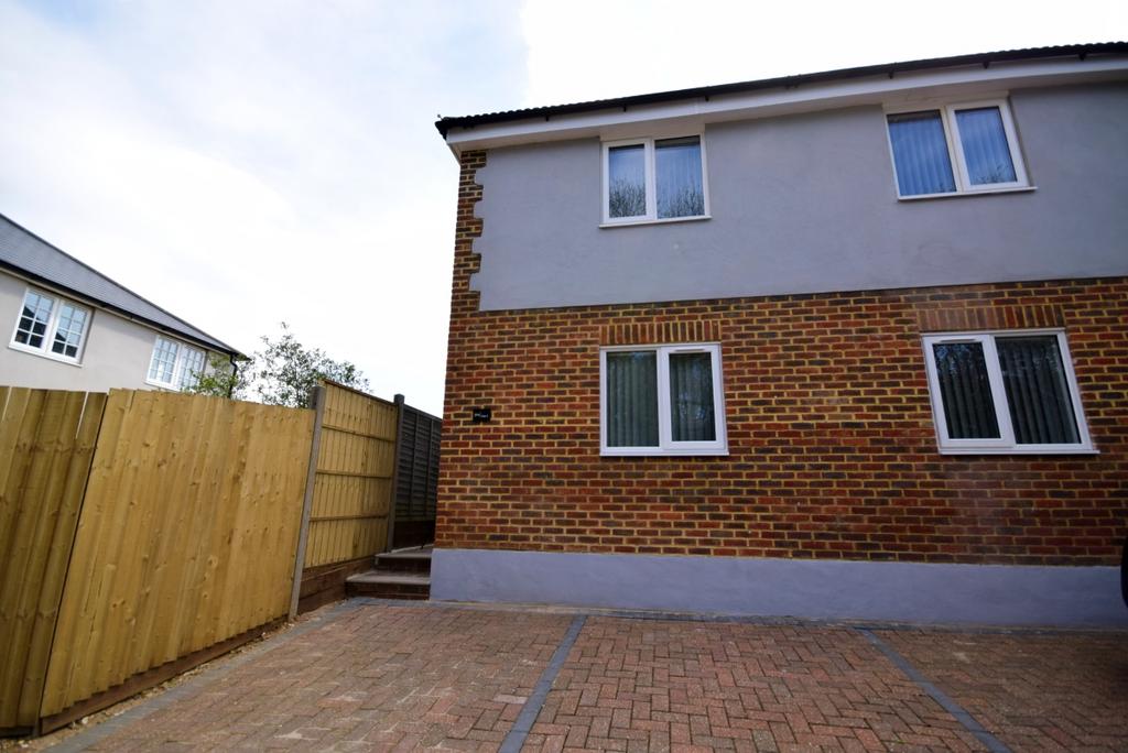 Brighton Road Hooley CR5 2 bed £1,500 pcm (£346 pw)
