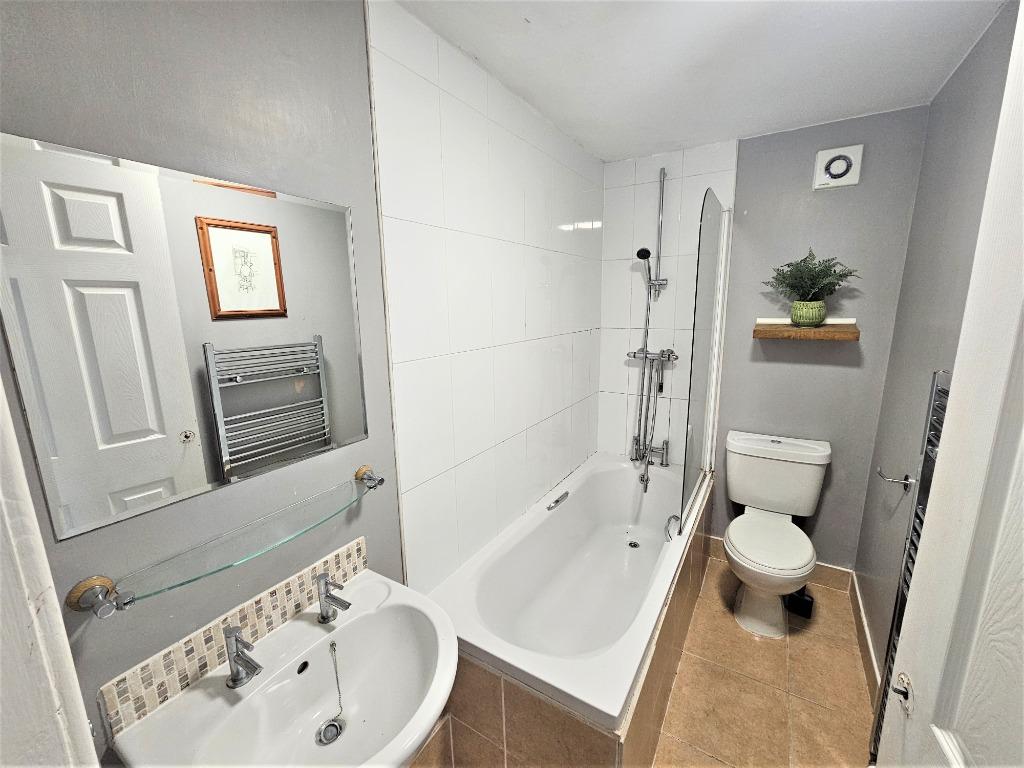 Bank Street, Ferryhill, Aberdeen, AB11 2 bed flat to rent £750 pcm (£173 pw)
