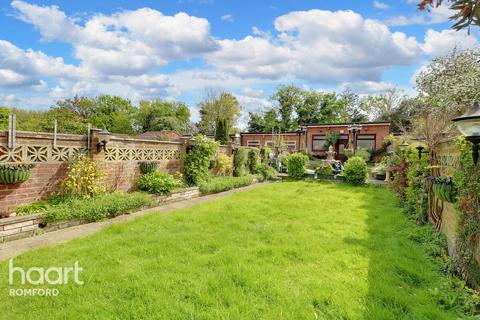 3 bedroom terraced house for sale, Gorseway, Romford, RM7 0SD