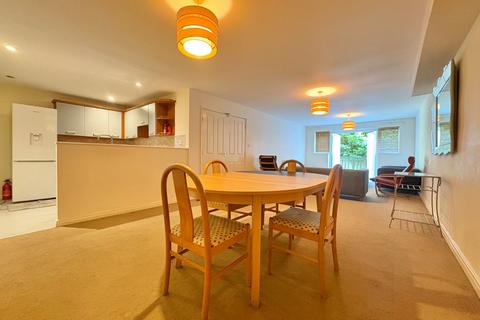 4 bedroom flat to rent, Abbots Mews, Burley, Leeds, LS4