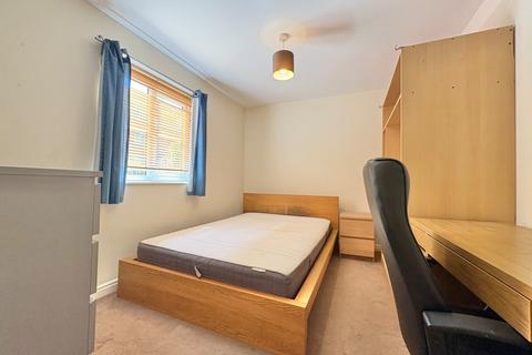 4 bedroom flat to rent, Abbots Mews, Burley, Leeds, LS4
