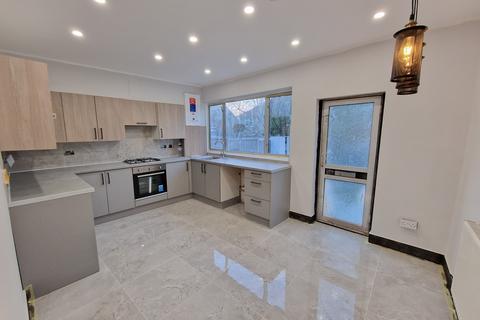 3 bedroom detached house to rent, Oldberry Road, Edgware HA8