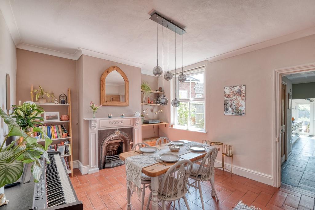 Somers Road, Worcester, WR1 3JH 3 bed semidetached house £340,000