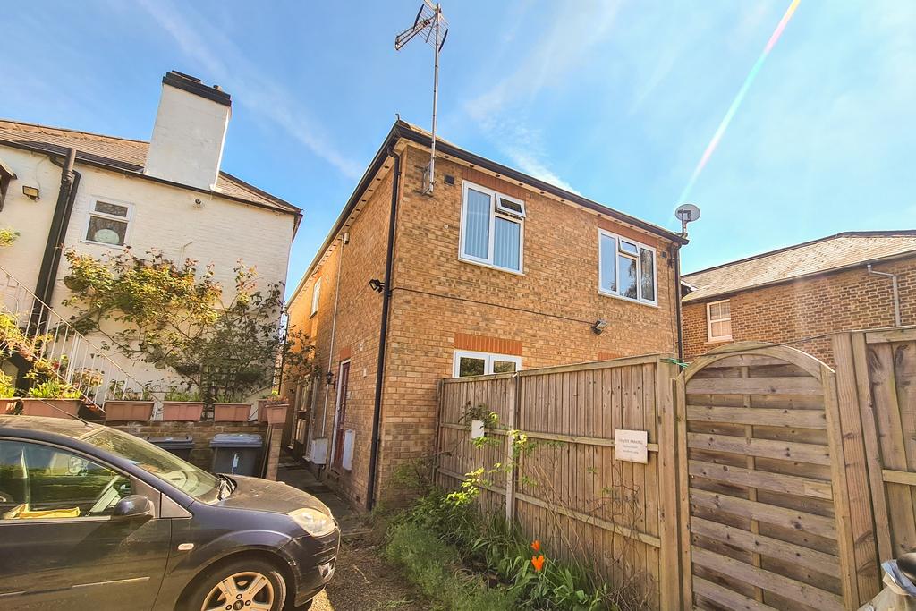 Wraysbury, Berkshire 2 bed house for sale £370,000