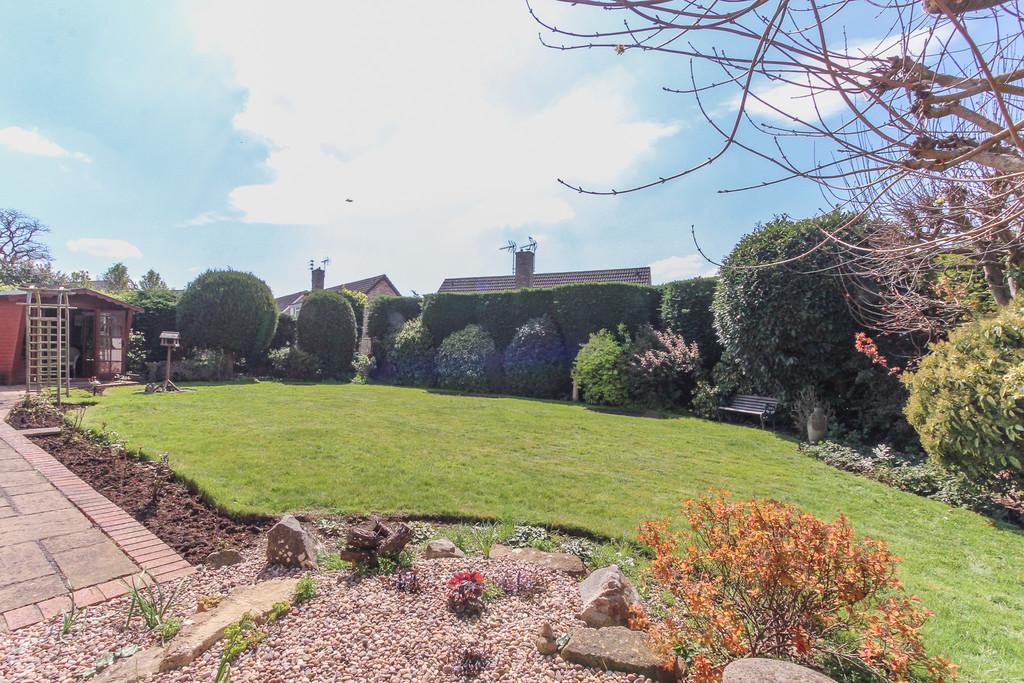 Beautifully appointed enclosed rear garden