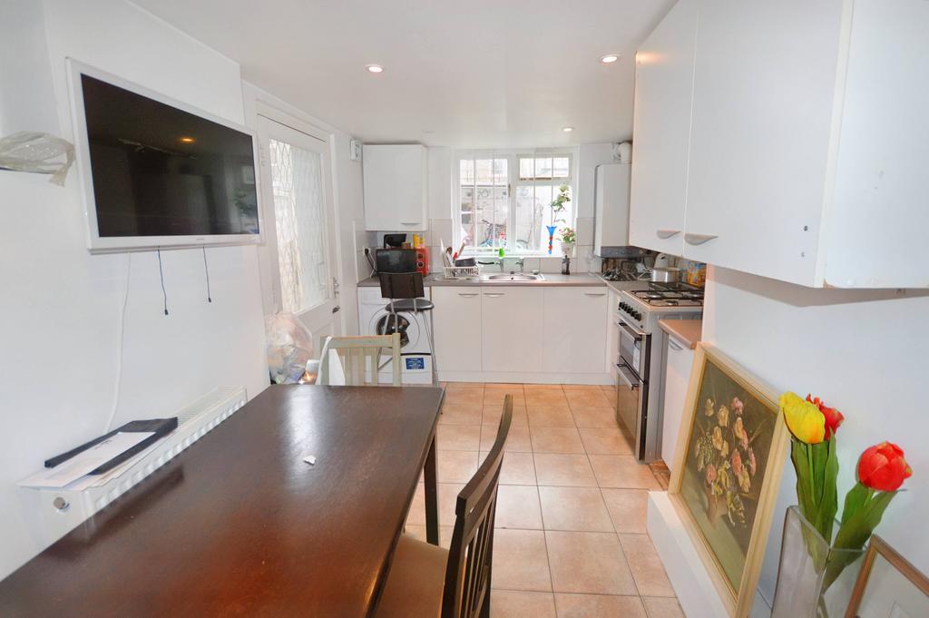 Devonport Road, London W12 1 bed in a flat share £899 pcm (£207 pw)