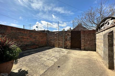 3 bedroom apartment for sale - 3 Apartments,  Lowestoft Road, Gorleston
