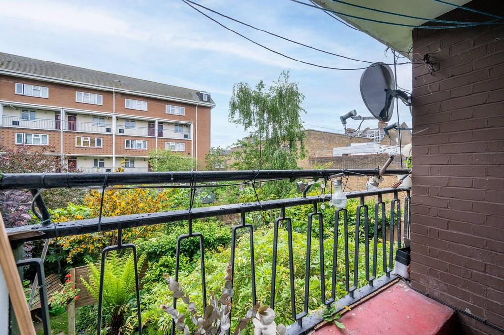 Walworth Place, Elephant and Castle, London, SE17 3 bed flat - £2,700 ...